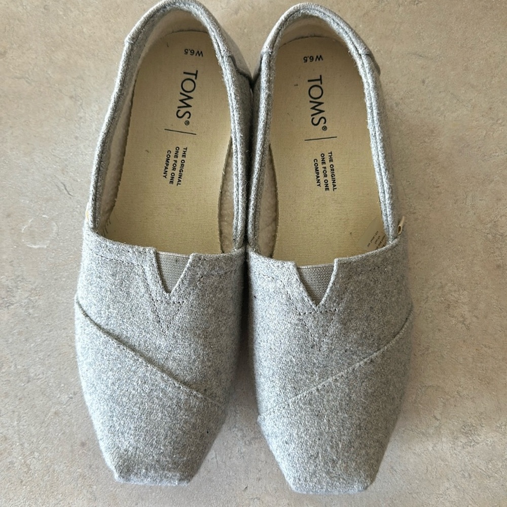 Women’s Grey Fleece Lined Tom flats- Size 6.5